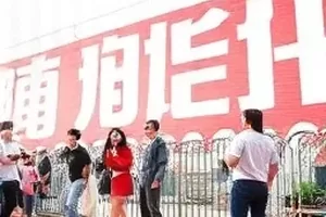 写字楼午休时段的电梯排队封面，大堂电梯口的等候队伍