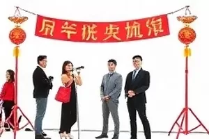 老厂房改造成咖啡街封面，砖墙厂房与露天座位的对比