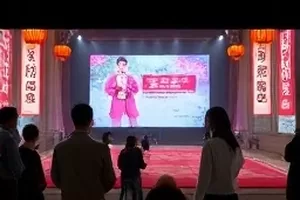 菜市场电子秤整治回访封面，摊位上的电子秤特写
